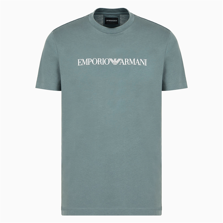 40 代 ファッション メンズ 洗練された胸元ロゴTシャツ