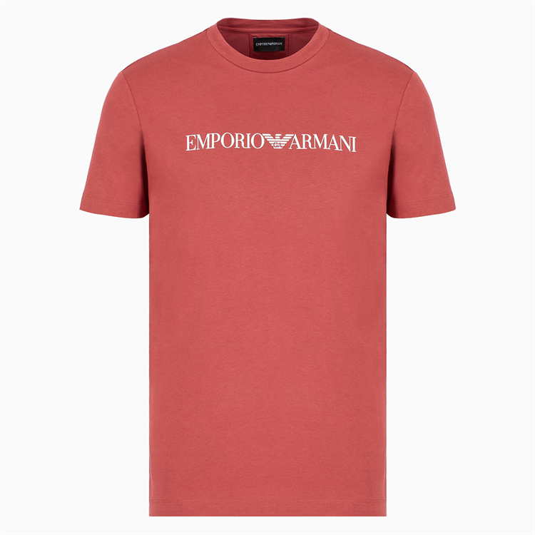 40 代 ファッション メンズ 洗練された胸元ロゴTシャツ