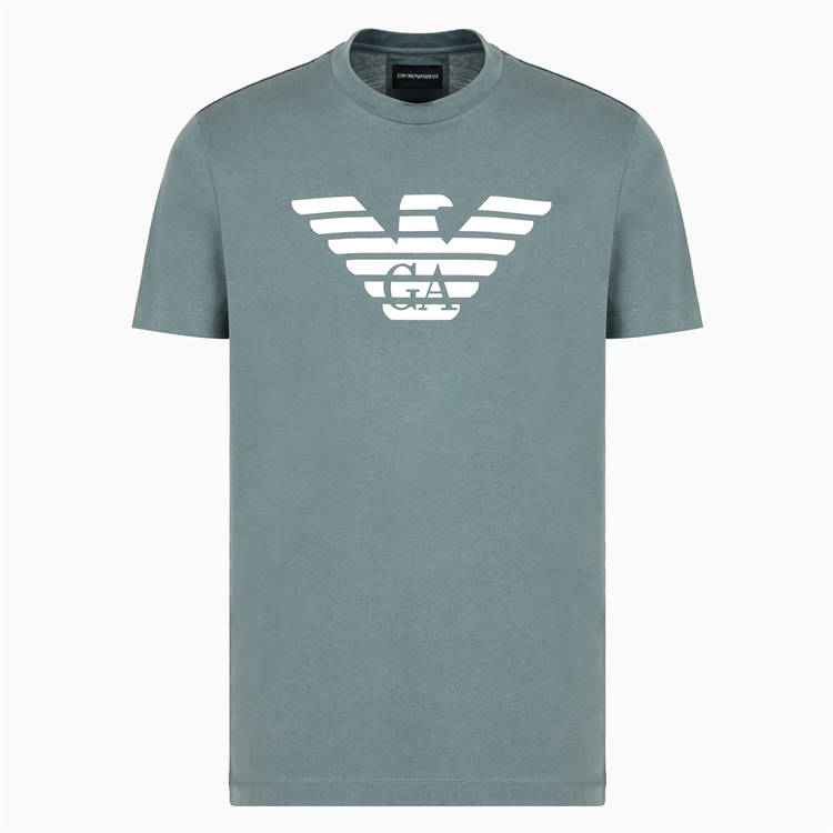 40 代 ファッション メンズ 洗練された胸元ロゴTシャツ