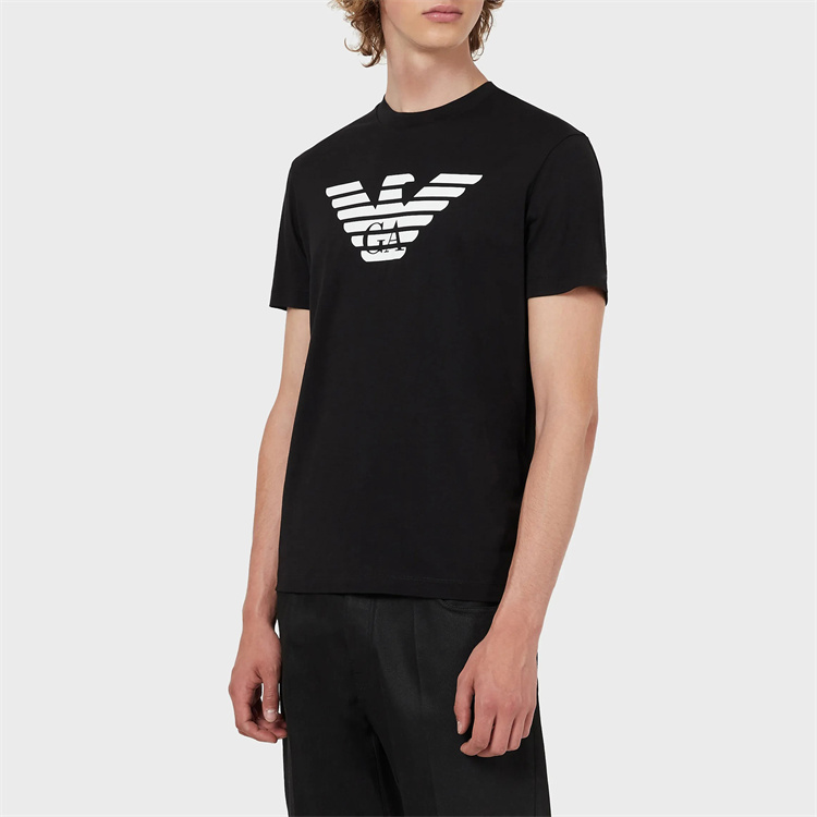 40 代 ファッション メンズ 洗練された胸元ロゴTシャツ