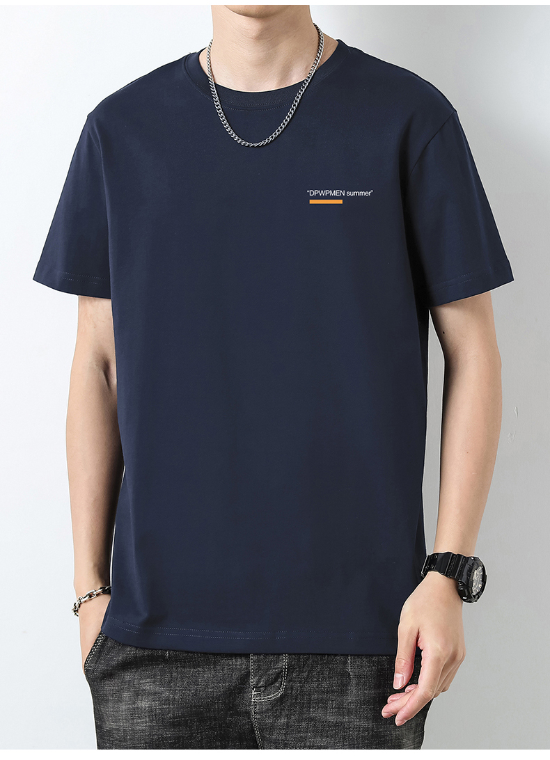 40 代 ファッション メンズ 洗練されたミニマルデザインTシャツ