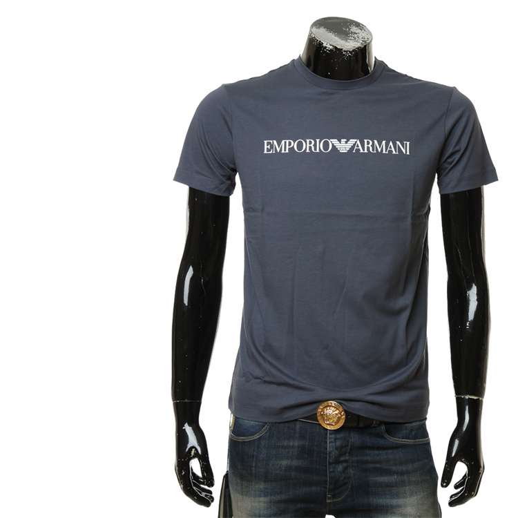 40 代 ファッション メンズ 洗練された胸元ロゴTシャツ