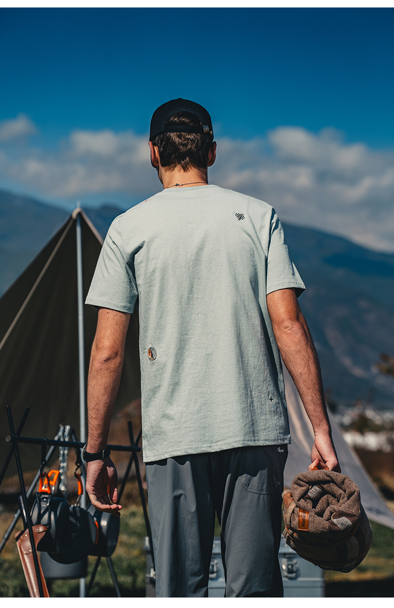 40 代 ファッション メンズ 洗練ワンポイント丸首半袖Tシャツ