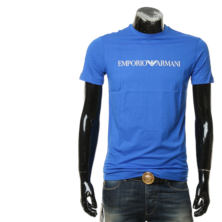 40 代 ファッション メンズ 洗練された胸元ロゴTシャツ