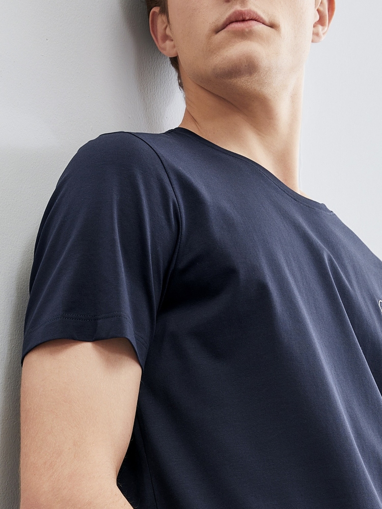 40 代 ファッション メンズ 洗練シンプル クルーネックTシャツ