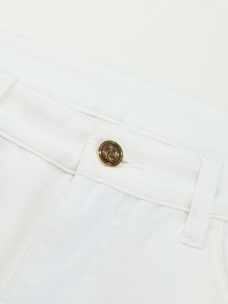 40 代 ファッション メンズ 上品な装いを叶える金釦デニムパンツ