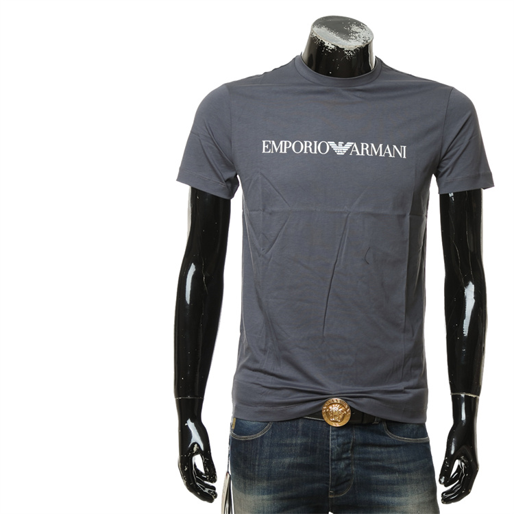 40 代 ファッション メンズ 洗練された胸元ロゴTシャツ