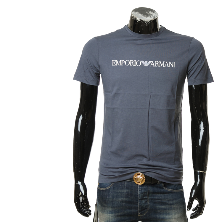 40 代 ファッション メンズ 洗練された胸元ロゴTシャツ
