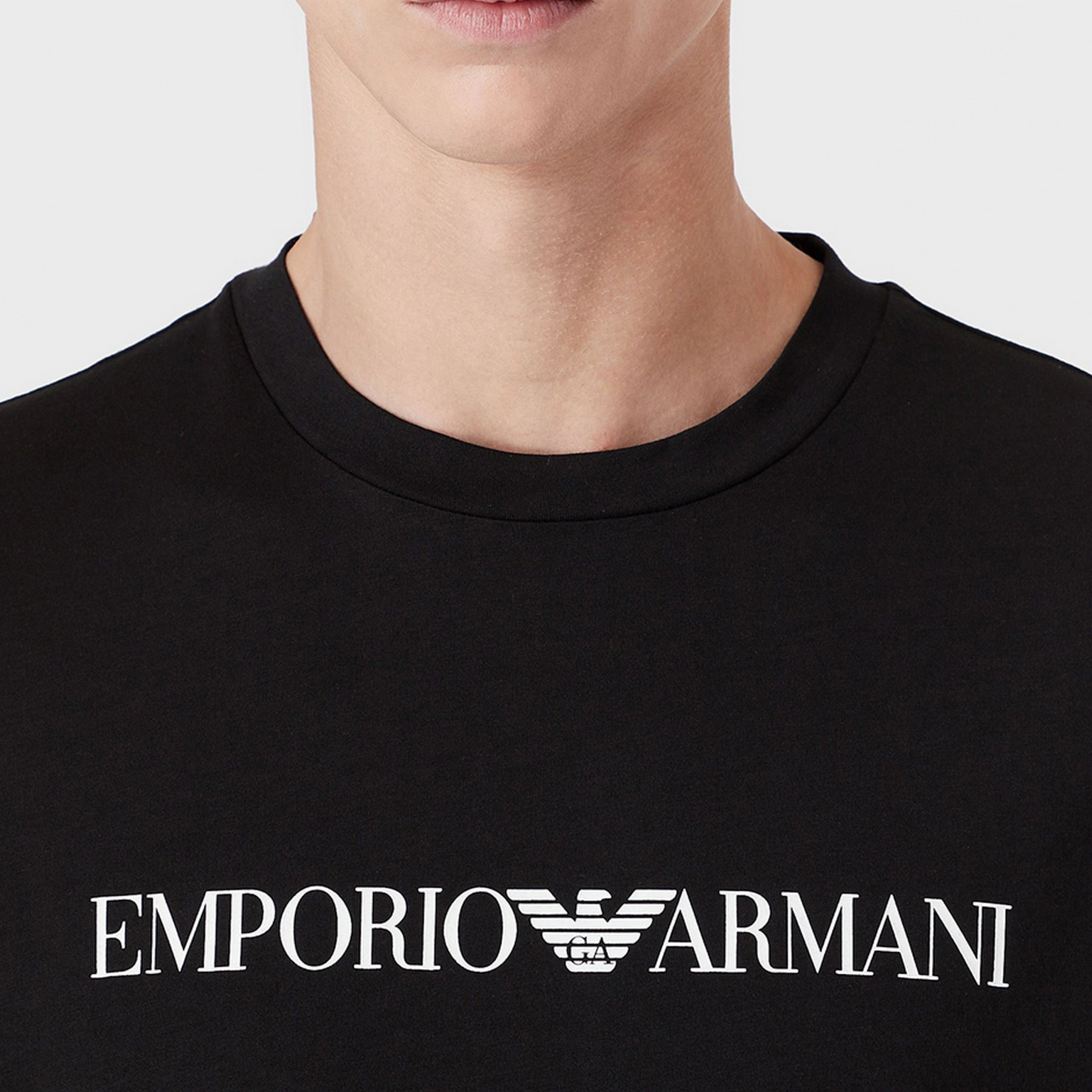 40 代 ファッション メンズ 洗練された胸元ロゴTシャツ