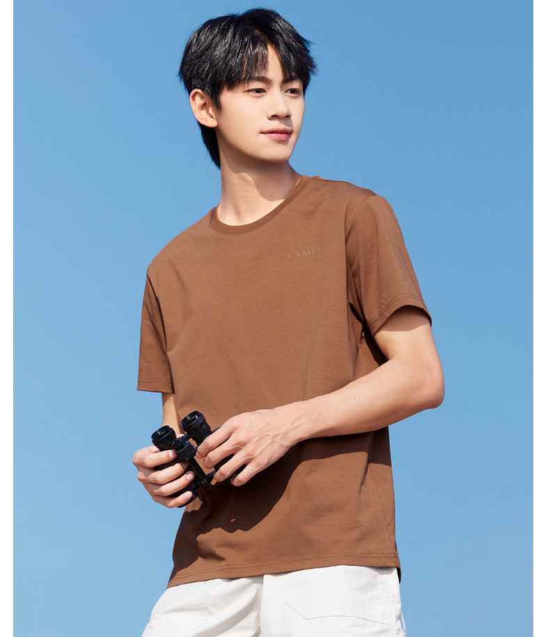 40 代 ファッション メンズ 大人の余裕を感じる シンプル無地Tシャツ