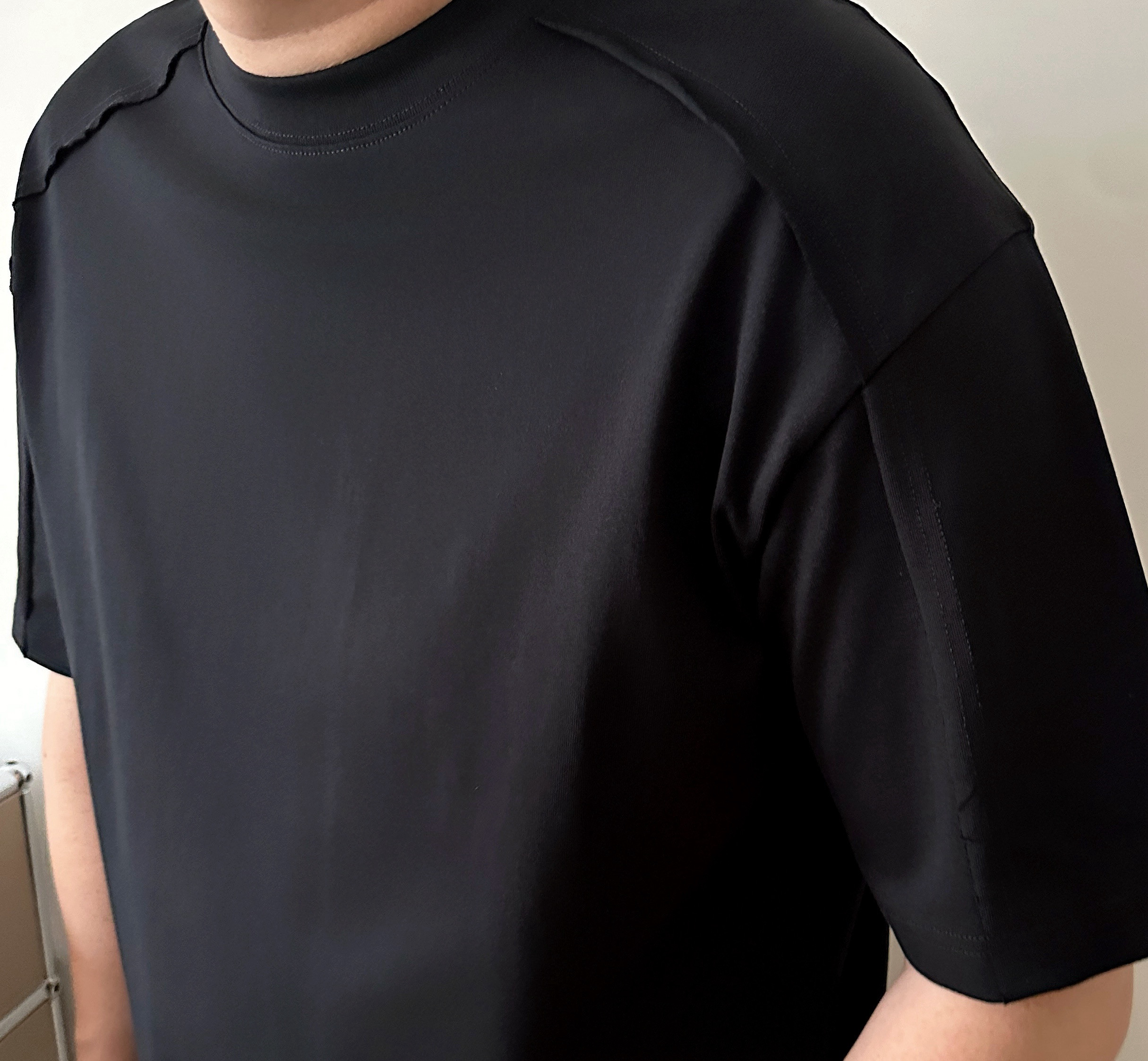 40 代 ファッション メンズ 洗練された大人の肩切替デザインTシャツ