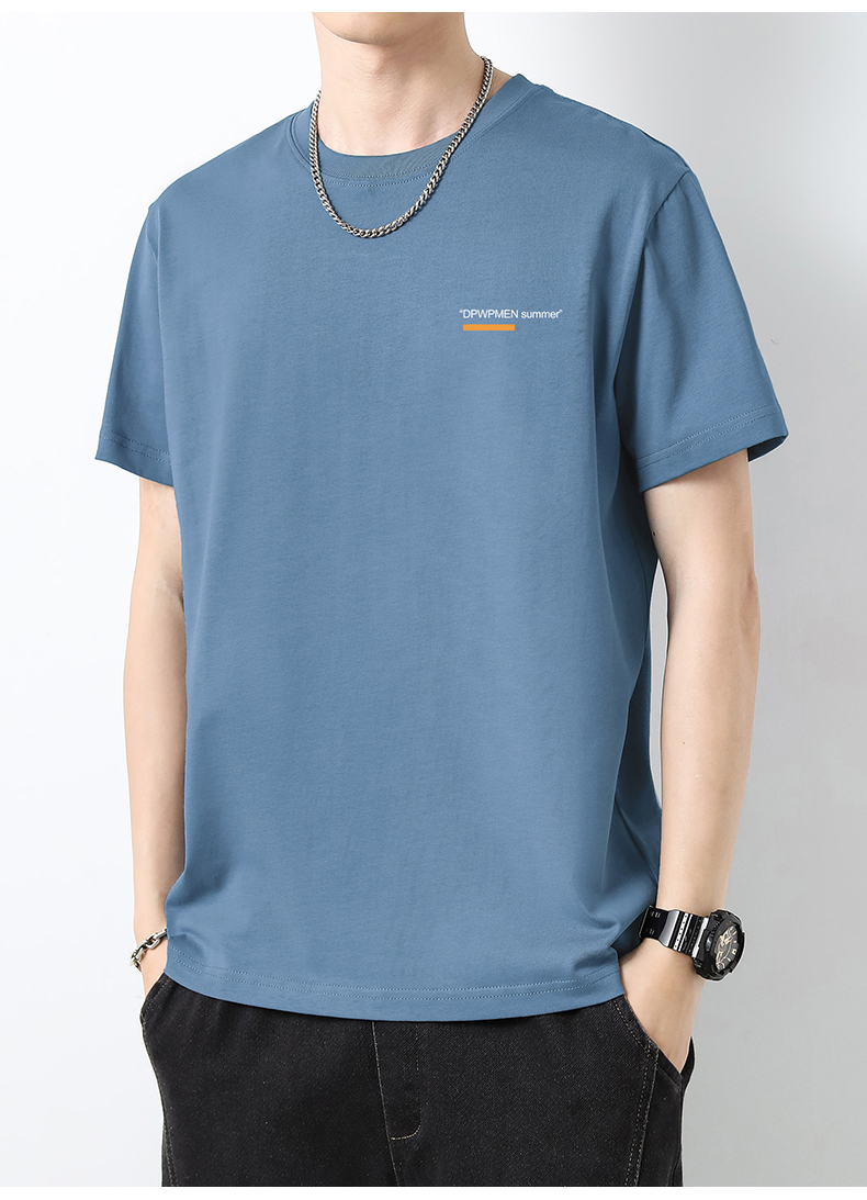 40 代 ファッション メンズ 洗練されたミニマルデザインTシャツ