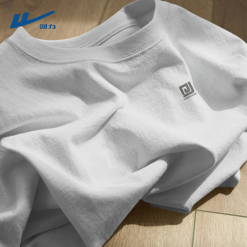 40 代 ファッション メンズ 洗練された基本デザイン四角ロゴTシャツ
