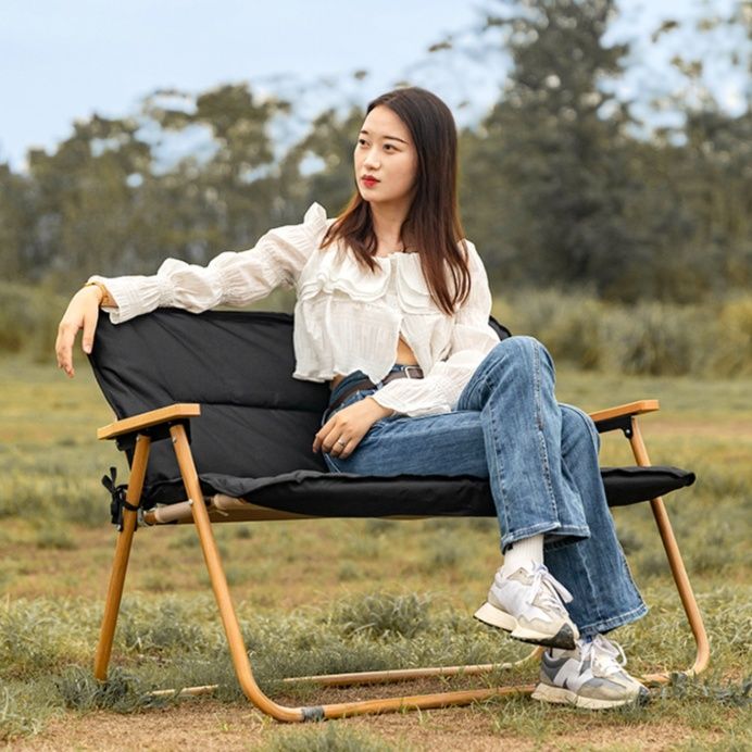 木製肘掛け付き折りたたみ式2人掛けアウトドアチェア 