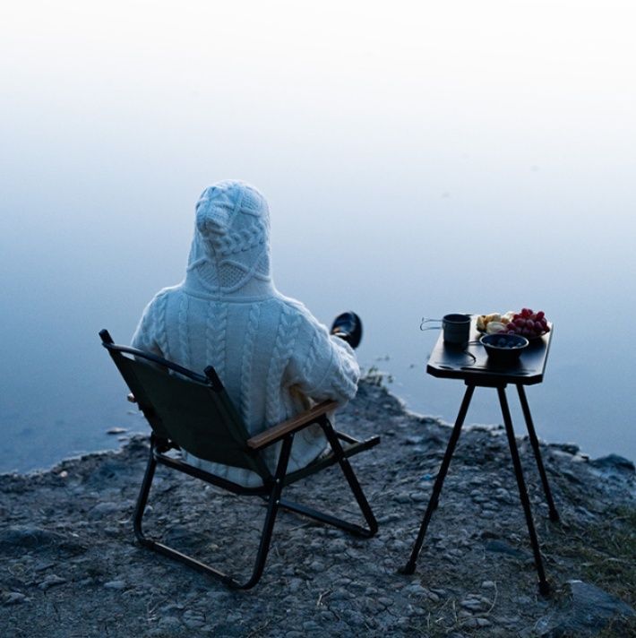 アウトドアテーブル 折りたたみ式四脚軽量　サイドテーブル