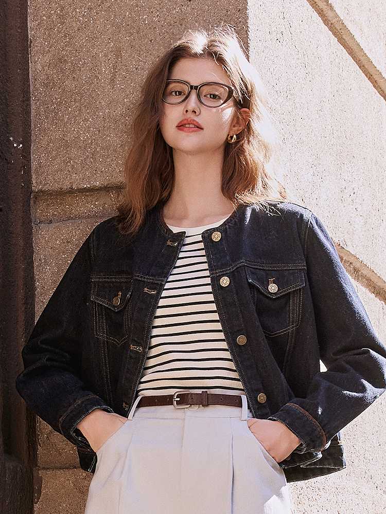 白のオーバーオールと合わせて着る上着おすすめ5選