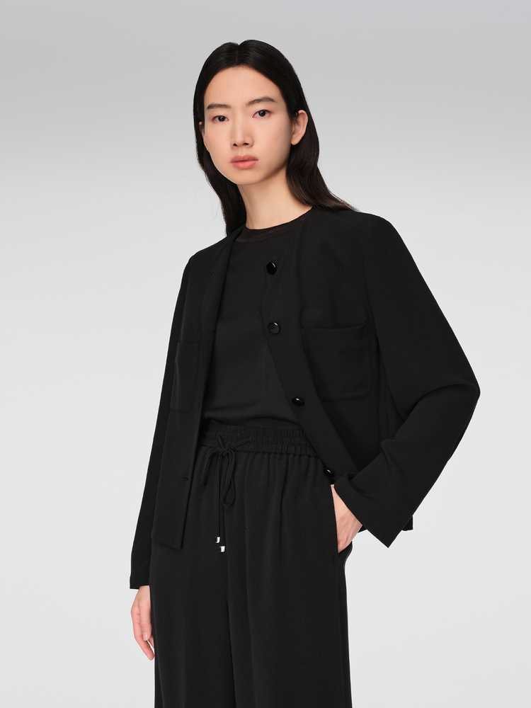 服で自分らしさを表現！着映えする大人の上着コーデ5選