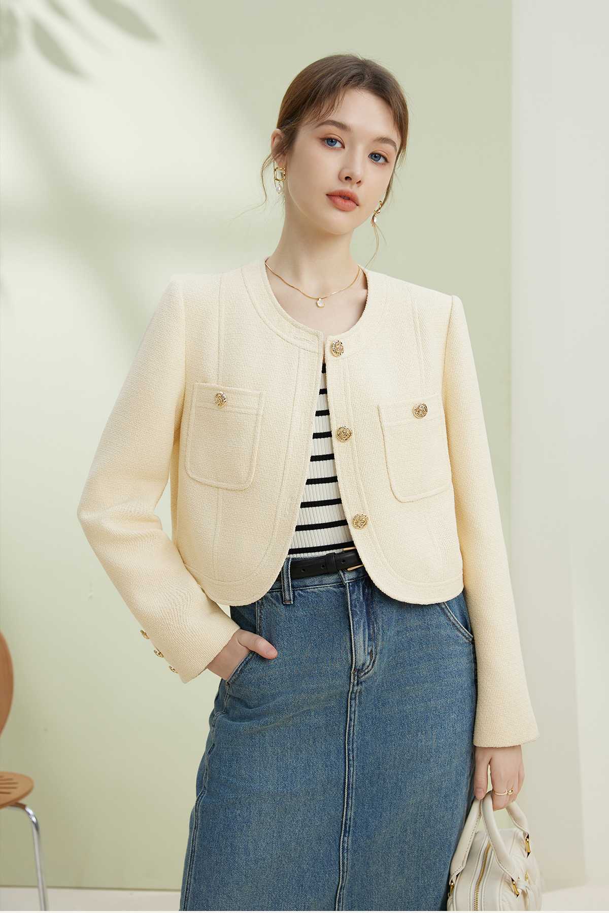 袖を通さない上着で時短コーデが叶う！肩掛けスタイルを楽しめる5選