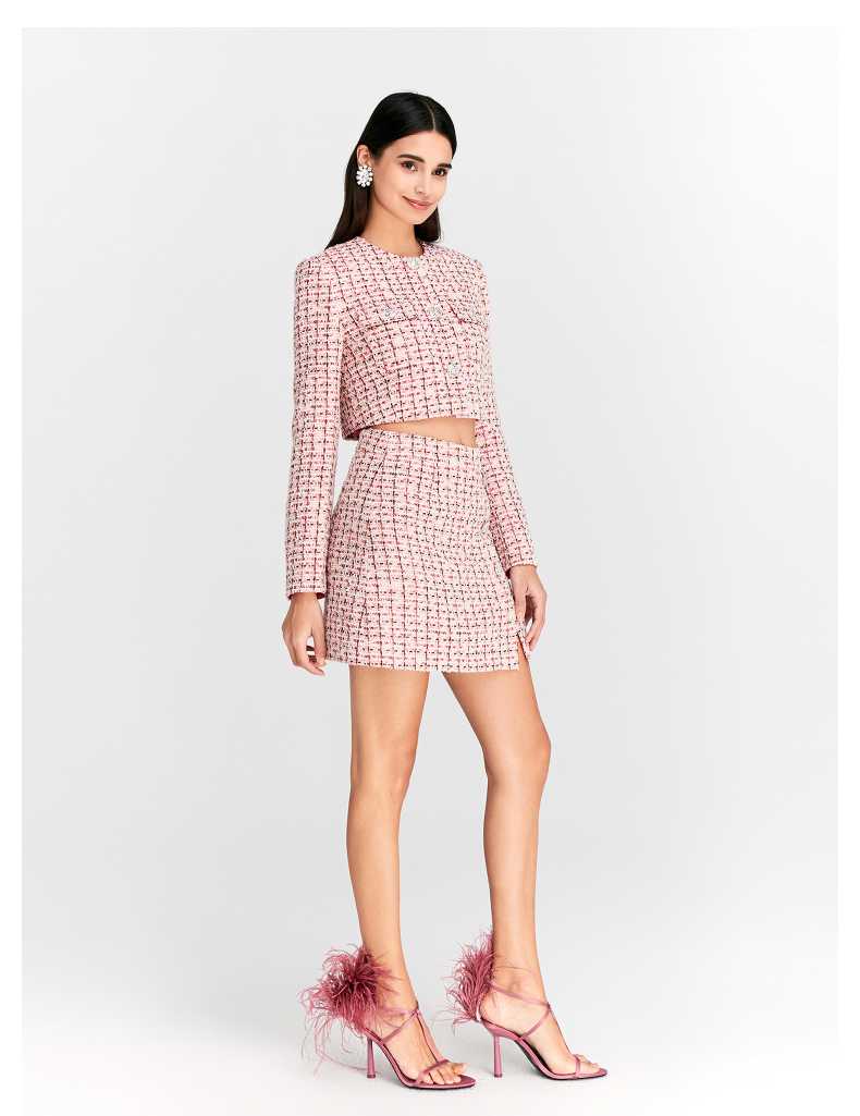 ピンクの上着に合う服で華やかさがアップ！コーディネートを楽しむおすすめアイテム5選