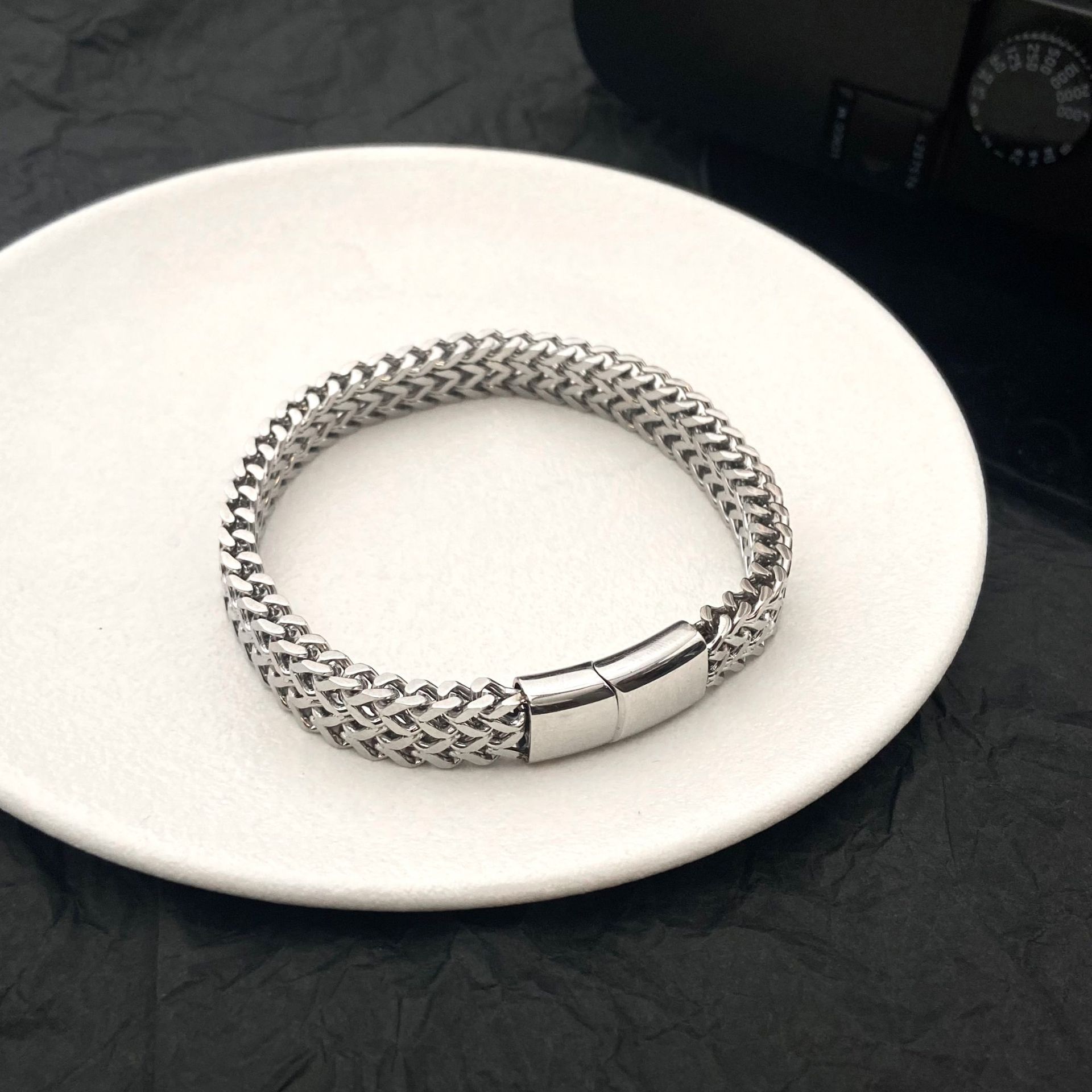 ペアブレスレット 重厚感ある喜平チェーンデザイン留め具付き腕輪