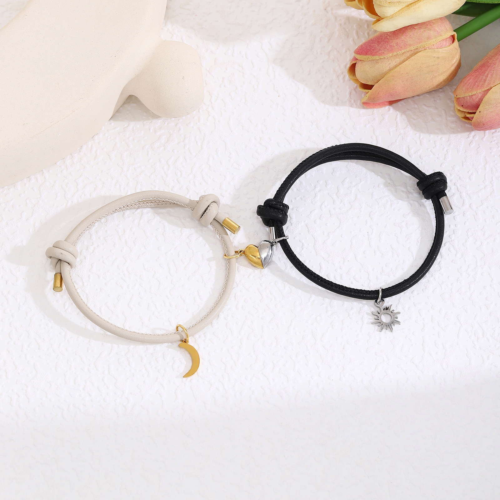 ペアブレスレット 太陽と月の絆モチーフレザー紐調節式ペア腕飾り
