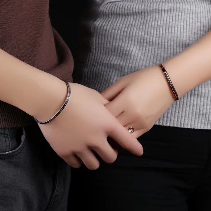 ペアブレスレット 刻印メッセージ入り細身バングルペアブレスレット