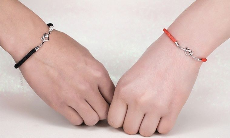 結びハート ペアブレスレット ～赤と黒の手編み紐にふたりの絆を込めたぬくもり感じるお揃いデザイン～ 