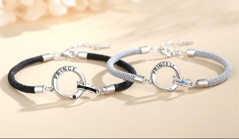 王冠モチーフ ペアブレスレット ～王子とプリンセスをイメージした王冠と編み紐がふたりの絆を彩る上品なデザイン～