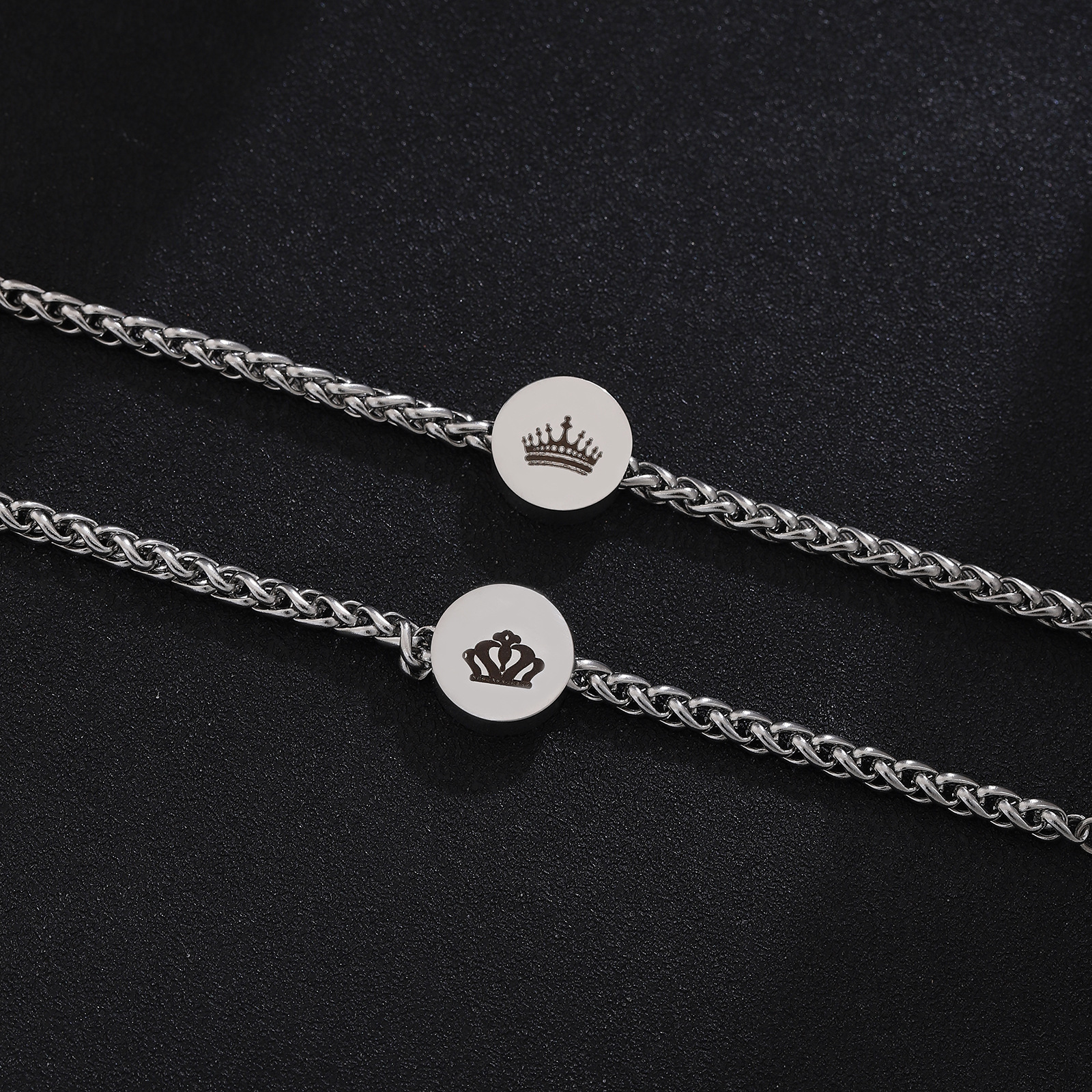 ペアブレスレット 王冠モチーフ円盤付き編み込みチェーン