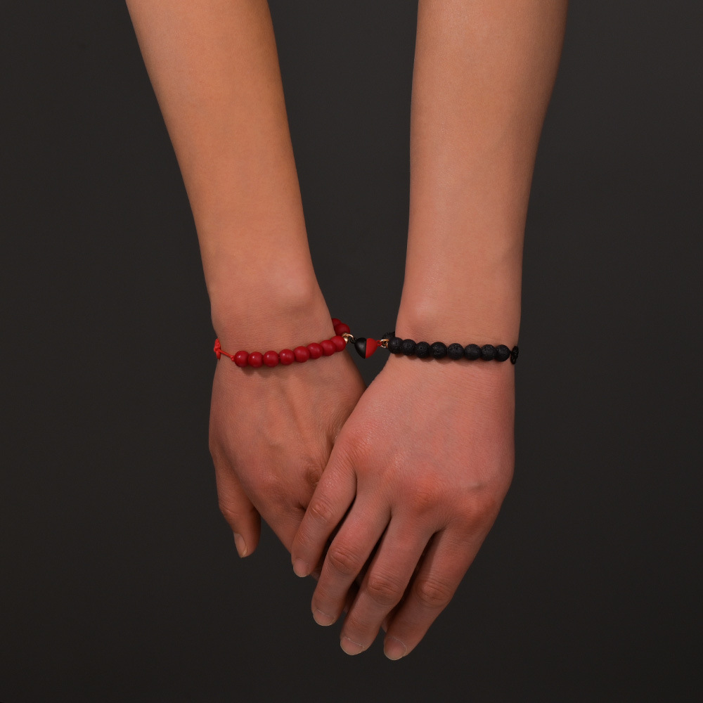 ペアブレスレット ハート型チャーム付き天然石調ビーズペアブレスレット