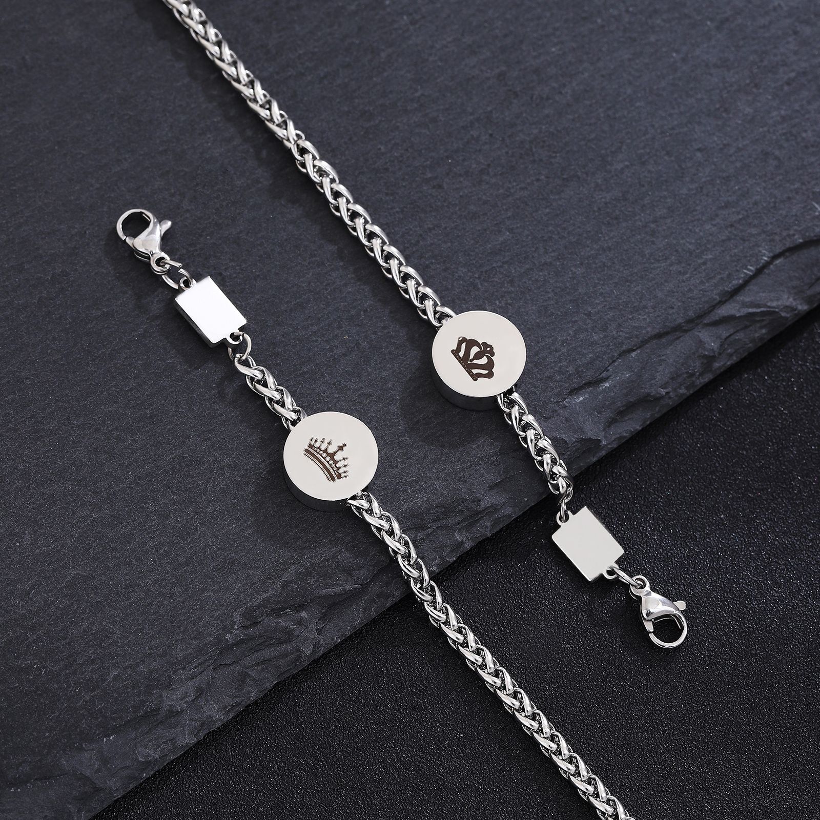 ペアブレスレット 王冠モチーフ円盤付き編み込みチェーン