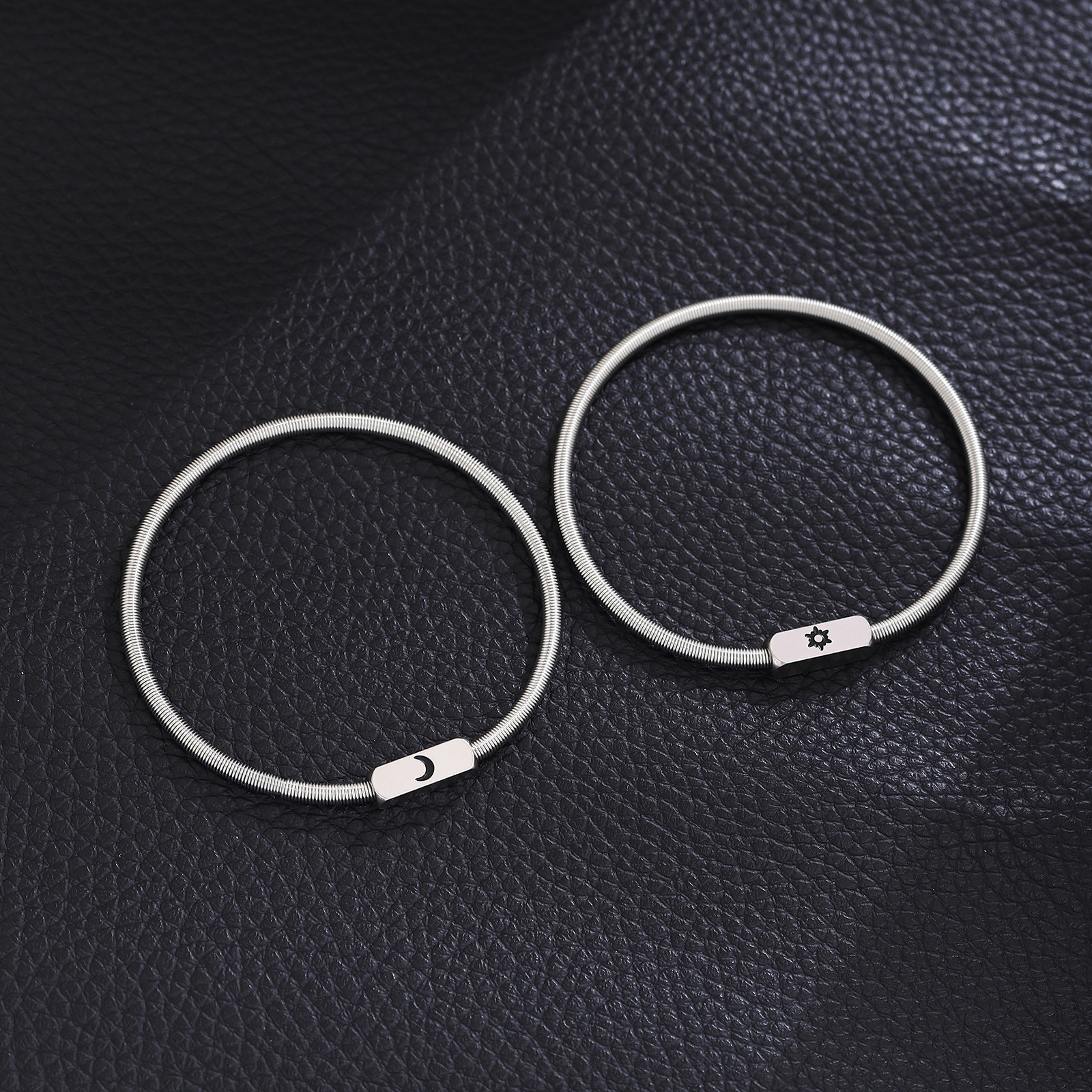 ペアブレスレット 太陽と月モチーフステンレス製ペアバングル