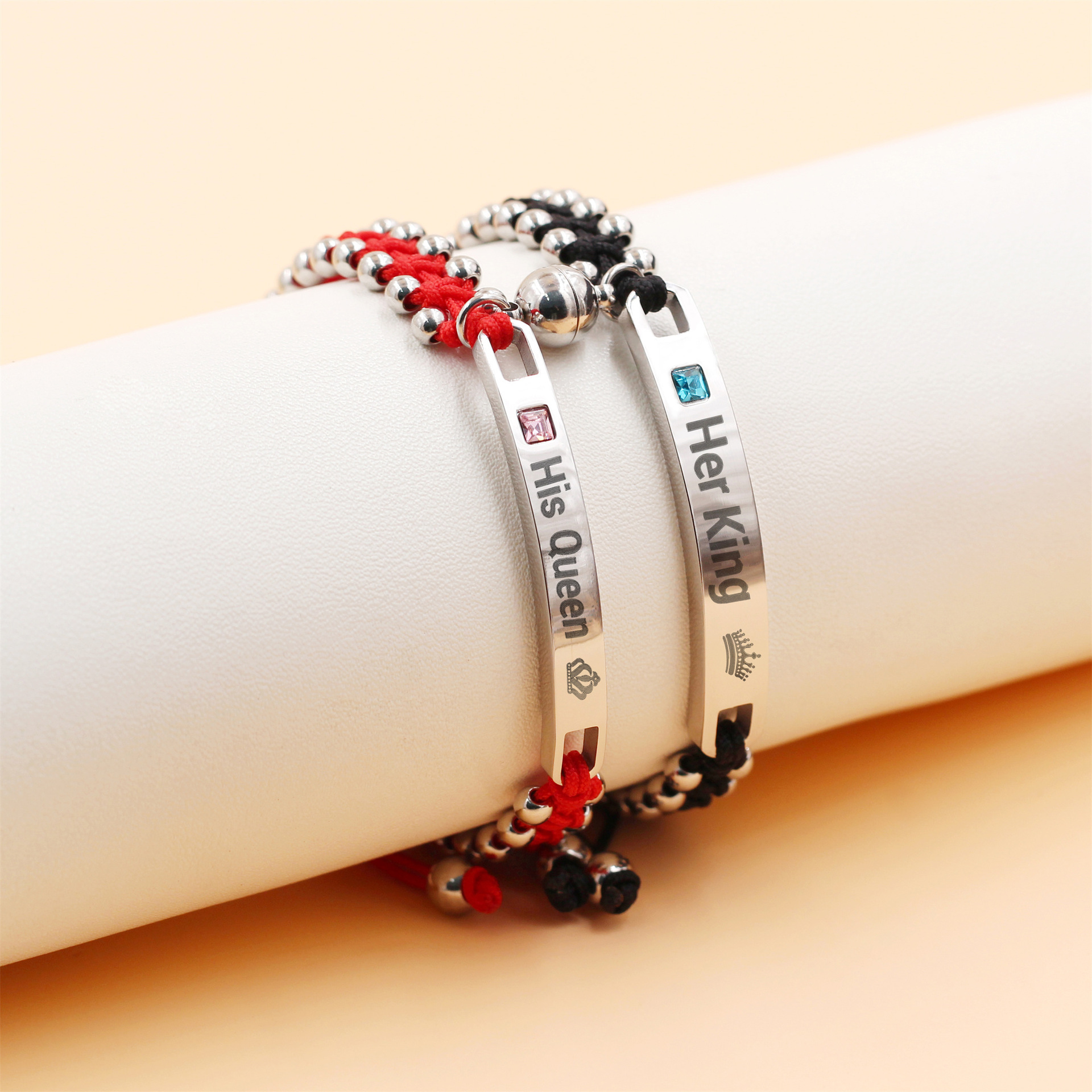 ペアブレスレット 王様と女王様刻印プレート編み込みビーズブレスレット