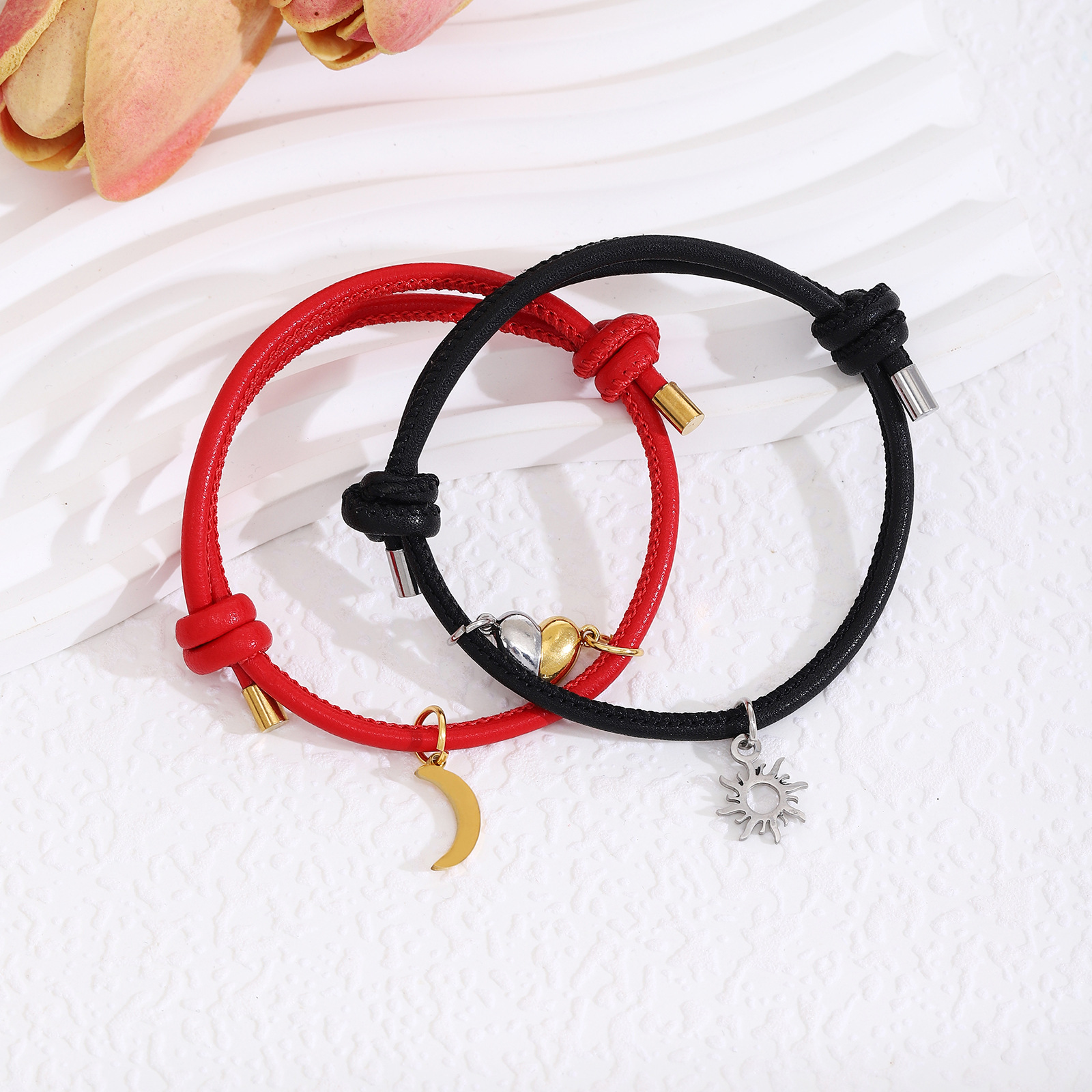 ペアブレスレット 太陽と月の絆モチーフレザー紐調節式ペア腕飾り