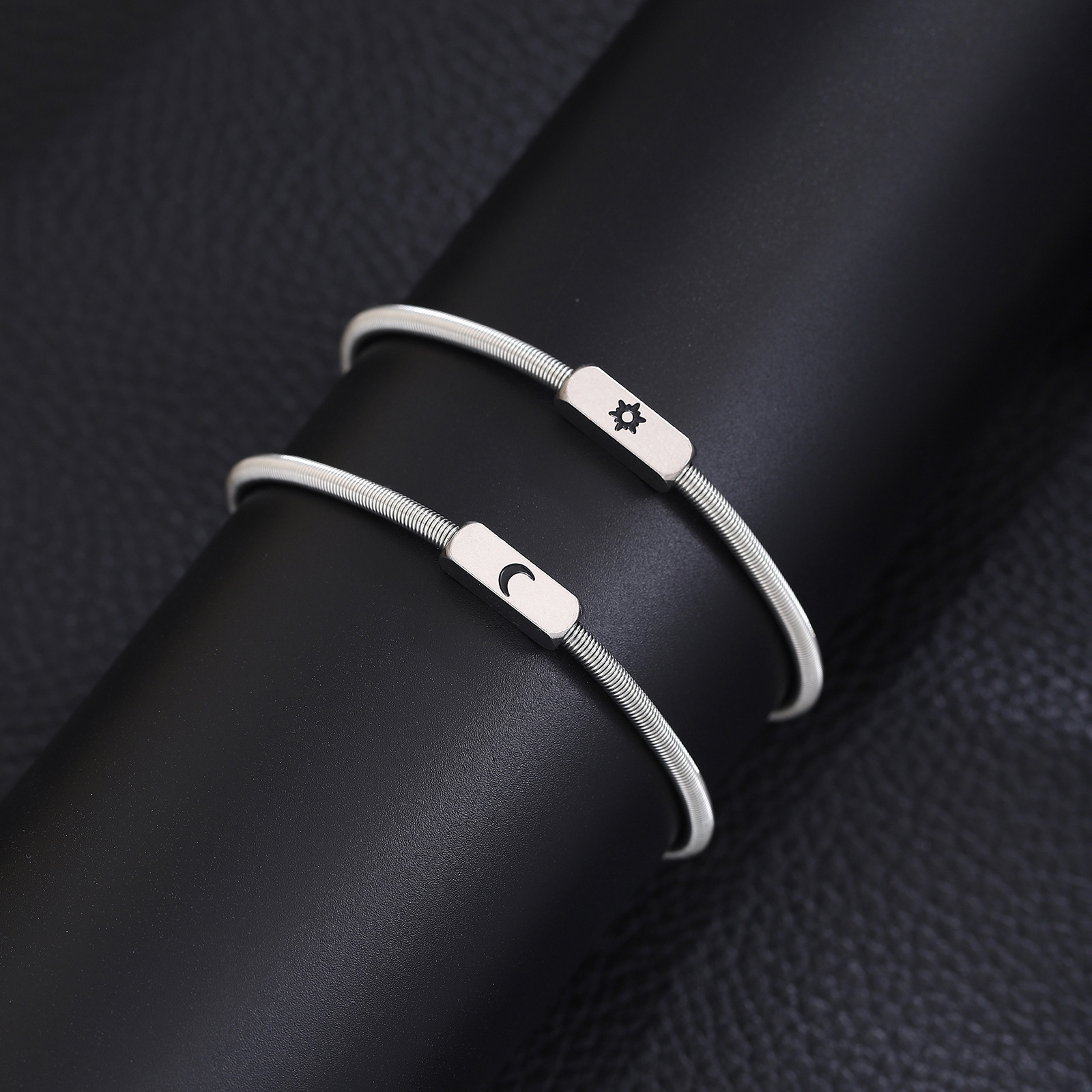 ペアブレスレット 太陽と月モチーフステンレス製ペアバングル