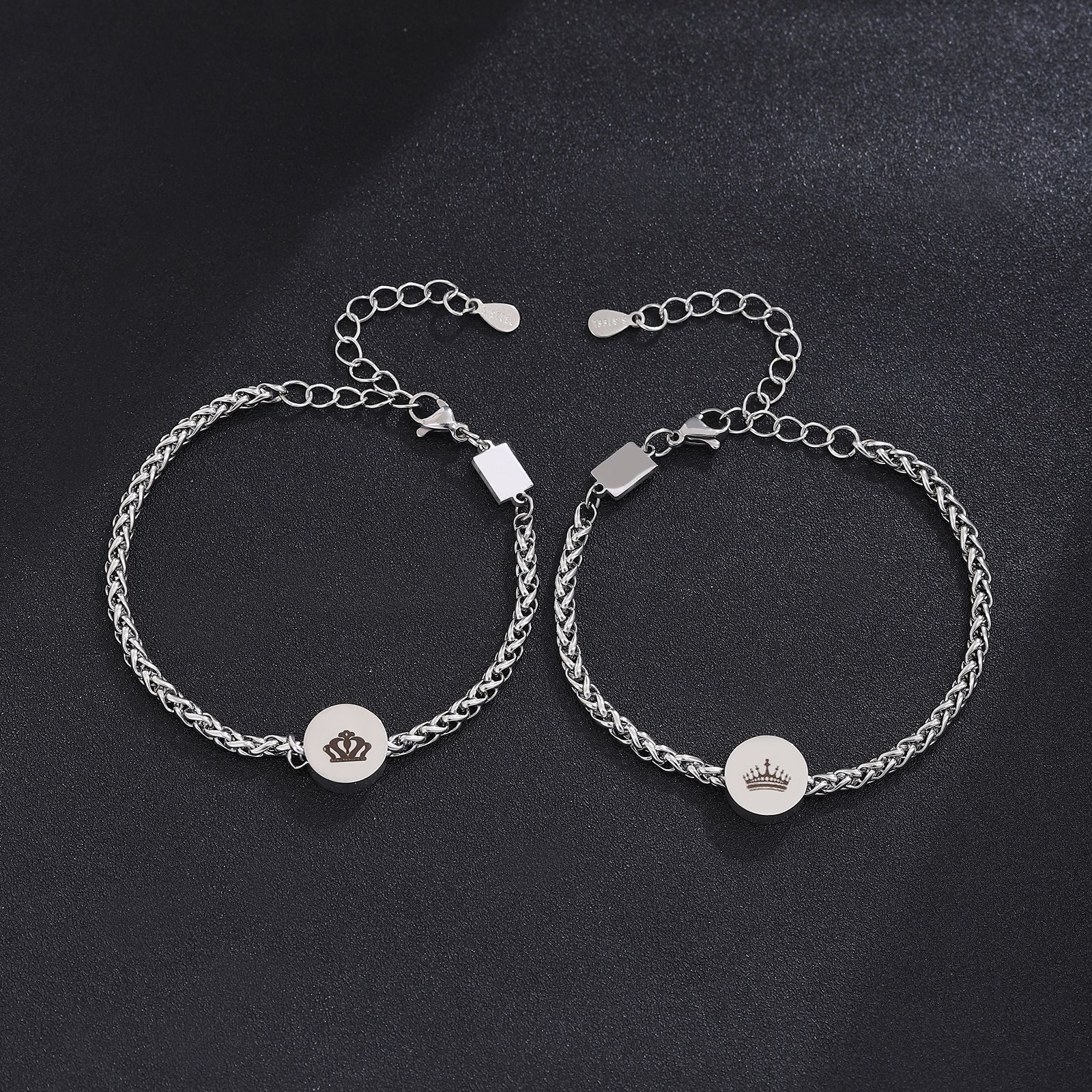 ペアブレスレット 王冠モチーフ円盤付き編み込みチェーン