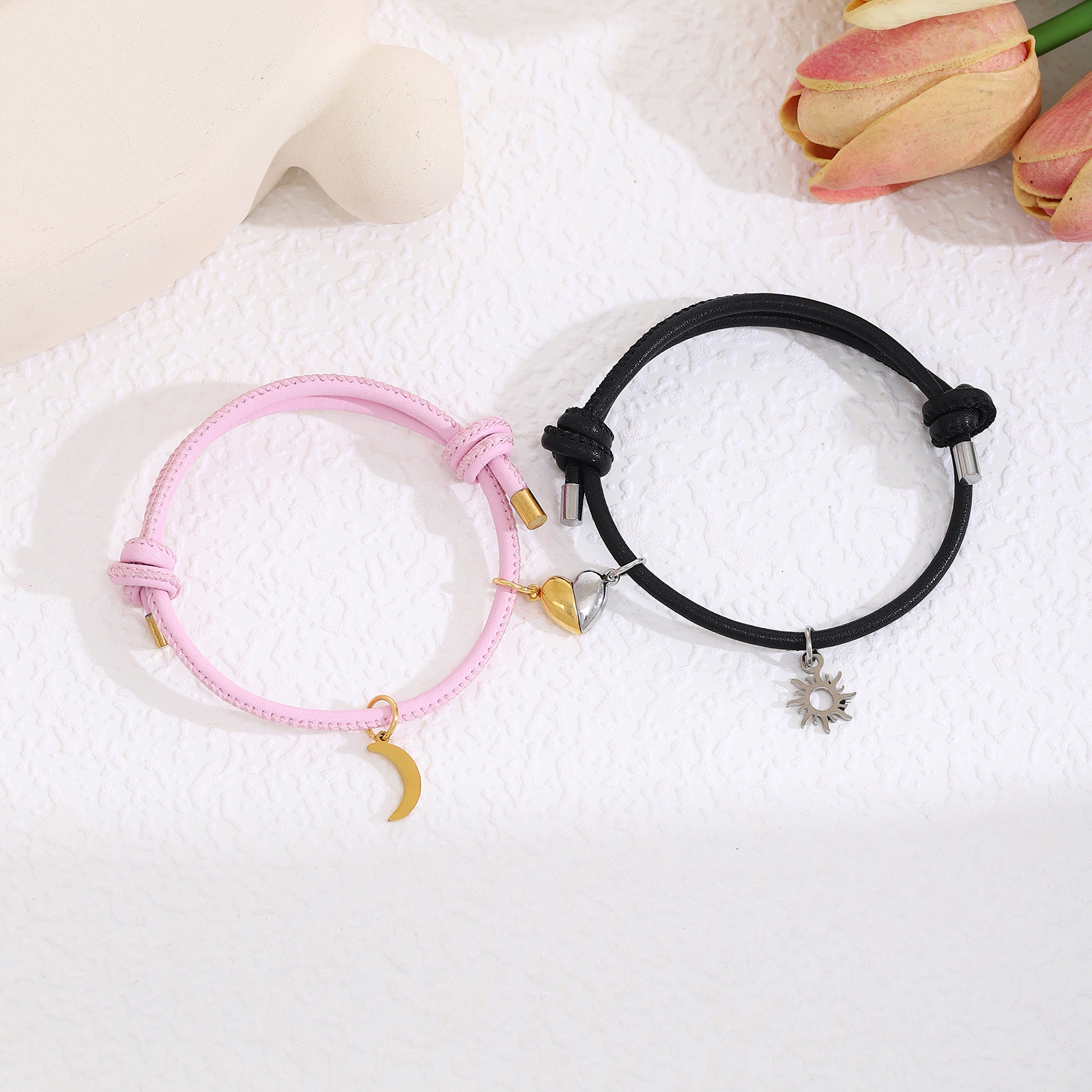 ペアブレスレット 太陽と月の絆モチーフレザー紐調節式ペア腕飾り