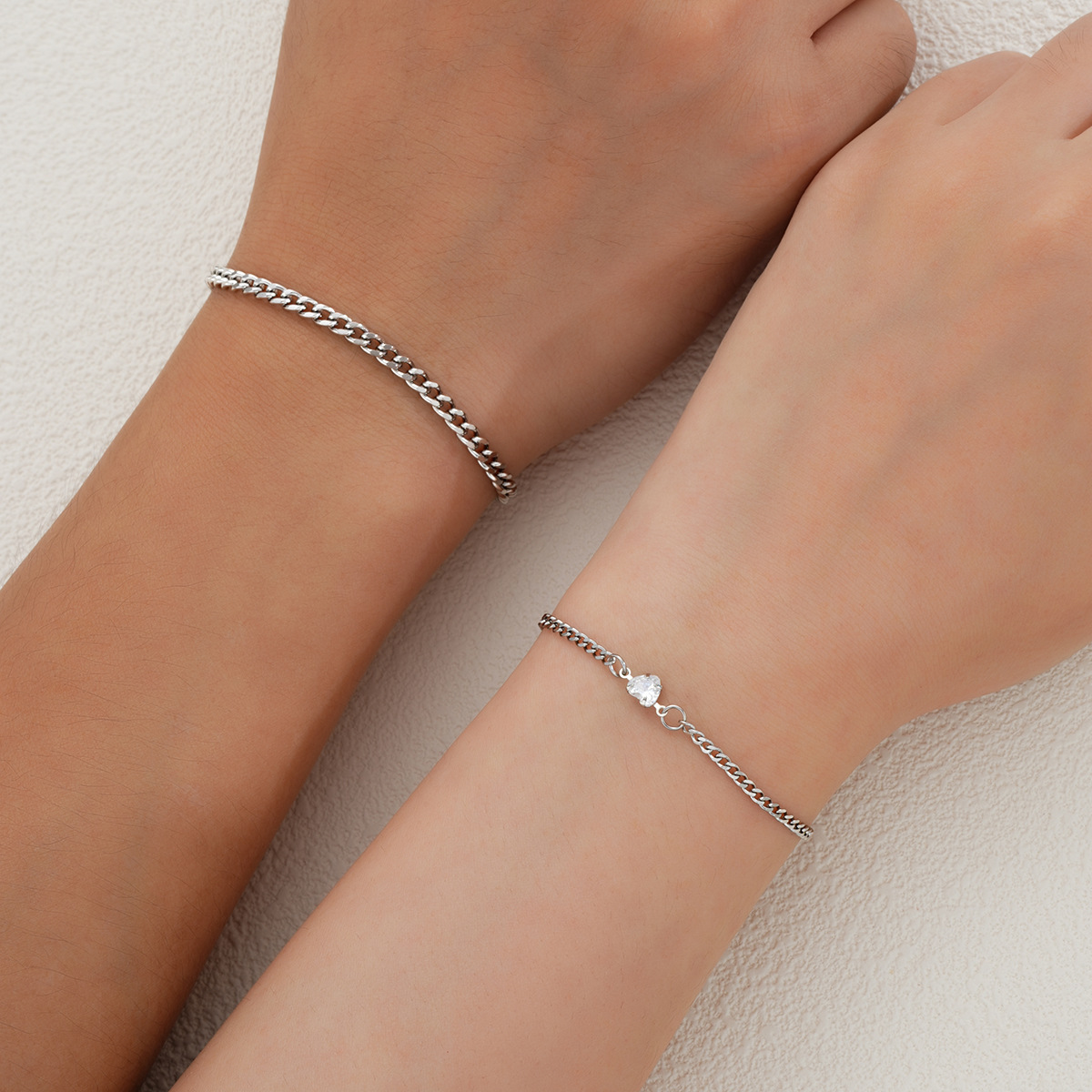 華奢チェーンとハート型宝石のペアブレスレット