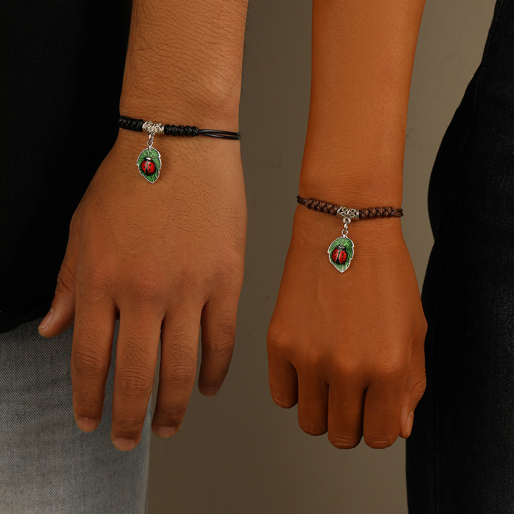 ペアブレスレット 幸運のてんとう虫チャーム編み込みレザーペアブレスレット