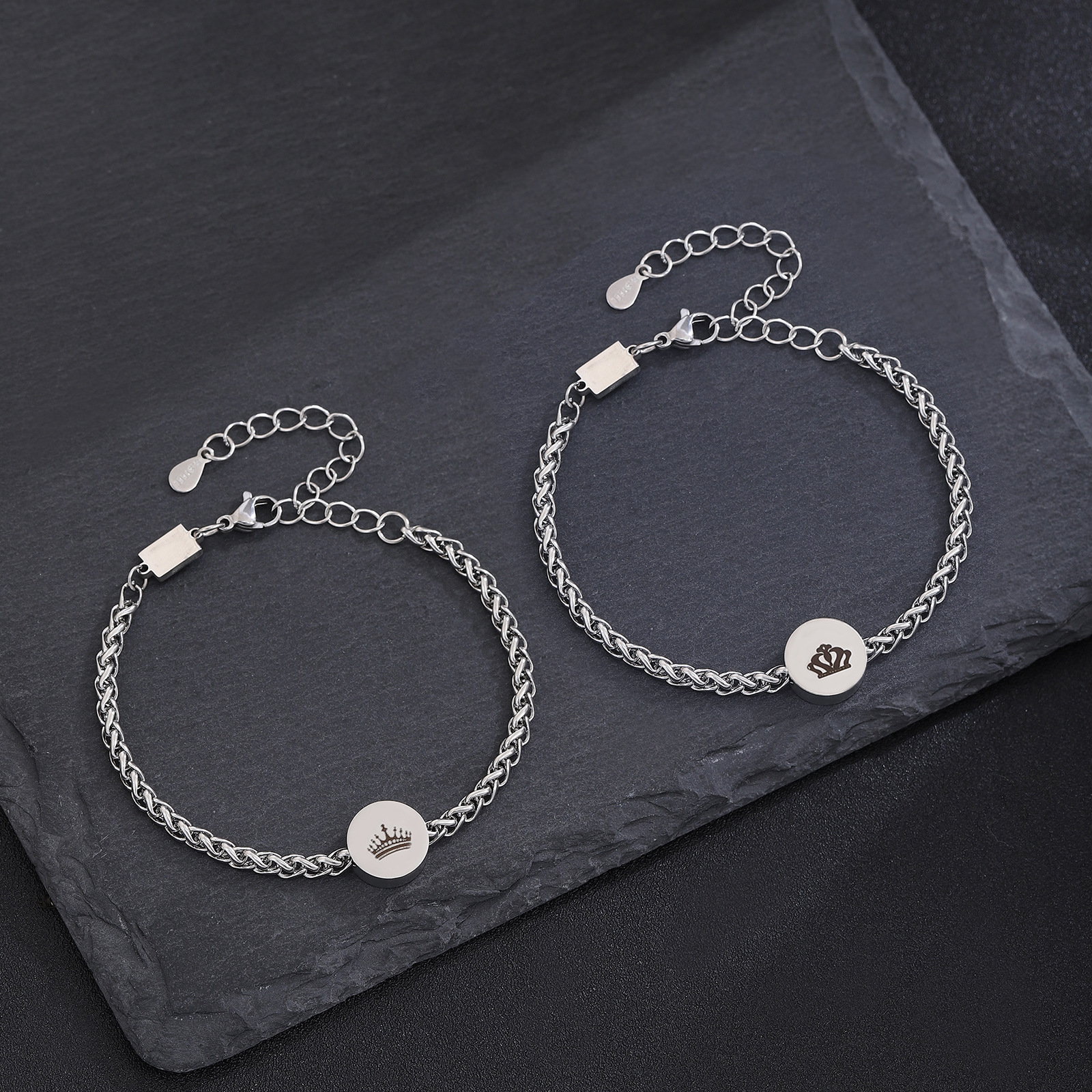 ペアブレスレット 王冠モチーフ円盤付き編み込みチェーン