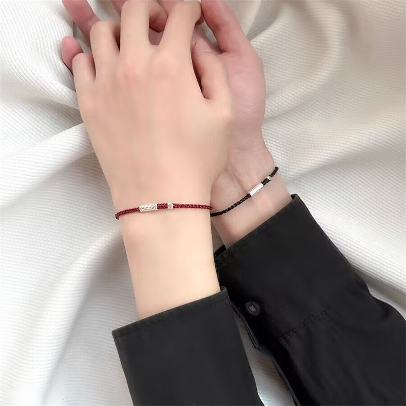 お互いを近くに感じる腕輪！運命を繋ぐペアブレスレット5選
