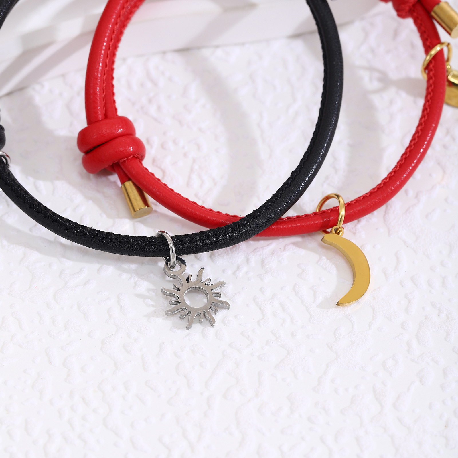 ペアブレスレット 太陽と月の絆モチーフレザー紐調節式ペア腕飾り