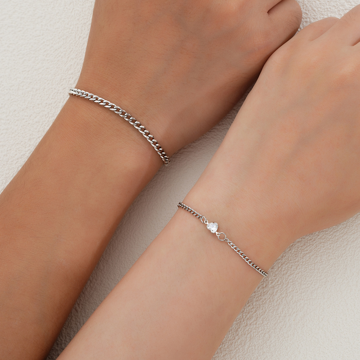 ペアブレスレット 華奢な喜平鎖とハート宝石の対照的なペアブレスレット