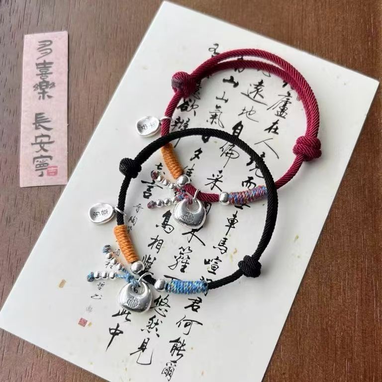 福文字南京錠モチーフ ペアブレスレット～幸運と平穏への願いを込めた縁起の良いチャームと手編み紐が魅力のナチュラルデザイン～ 