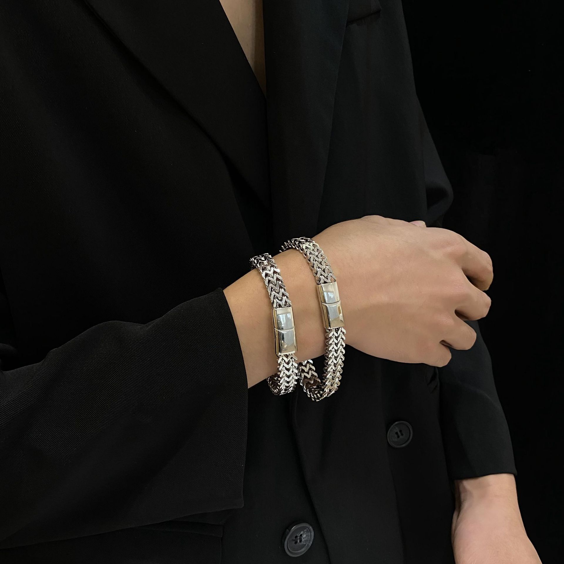 ペアブレスレット 重厚感ある喜平チェーンデザイン留め具付き腕輪