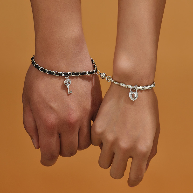 ペアブレスレット 鍵と鍵穴チャーム付き編み込みチェーンペアブレスレット