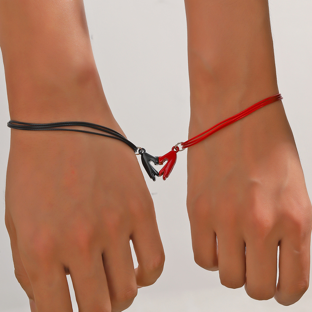 ペアブレスレット 手を繋ぐハートモチーフ紐編みペアブレスレット