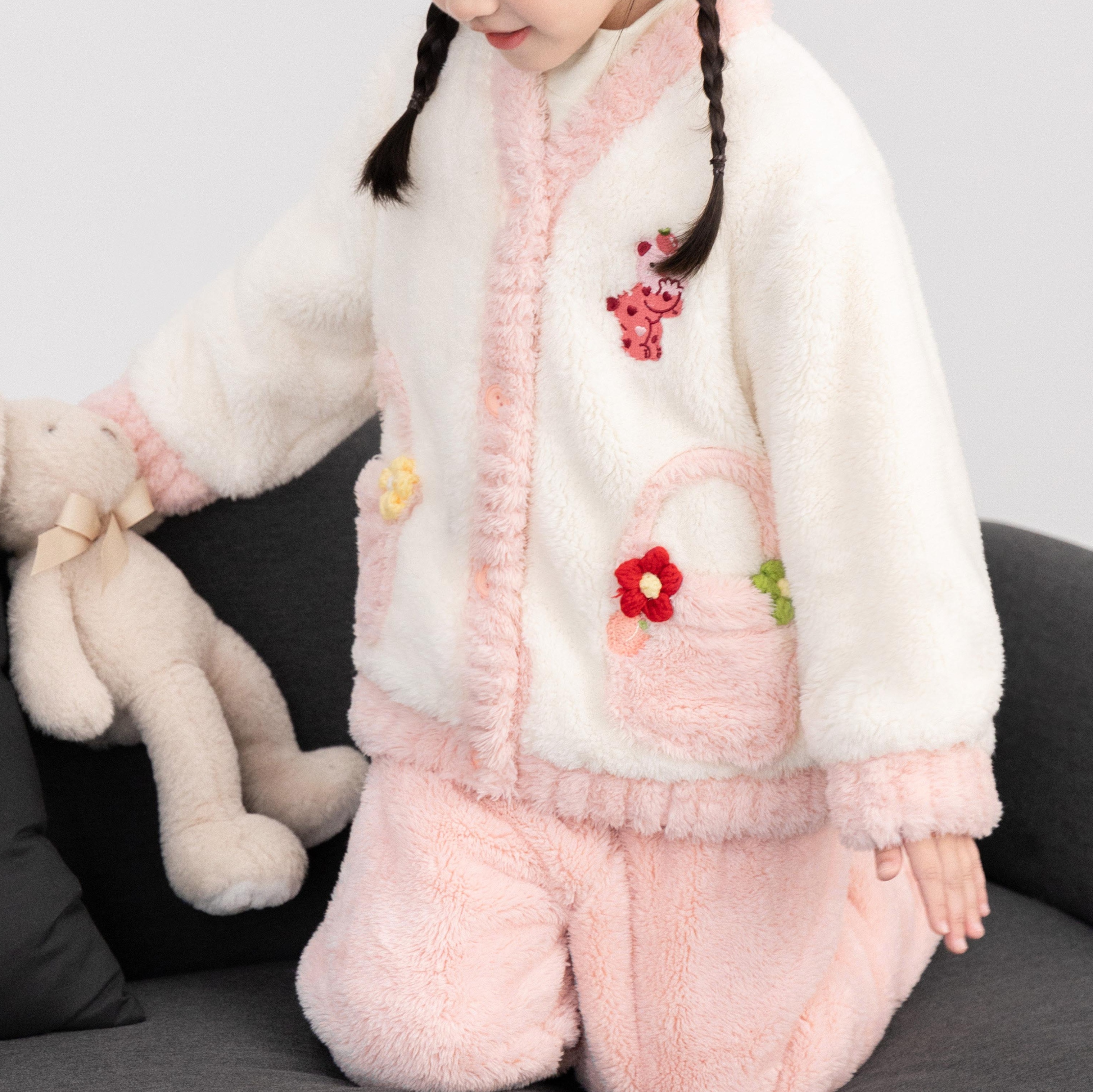 子どもパジャマ お花モチーフ付きもこもこパジャマ