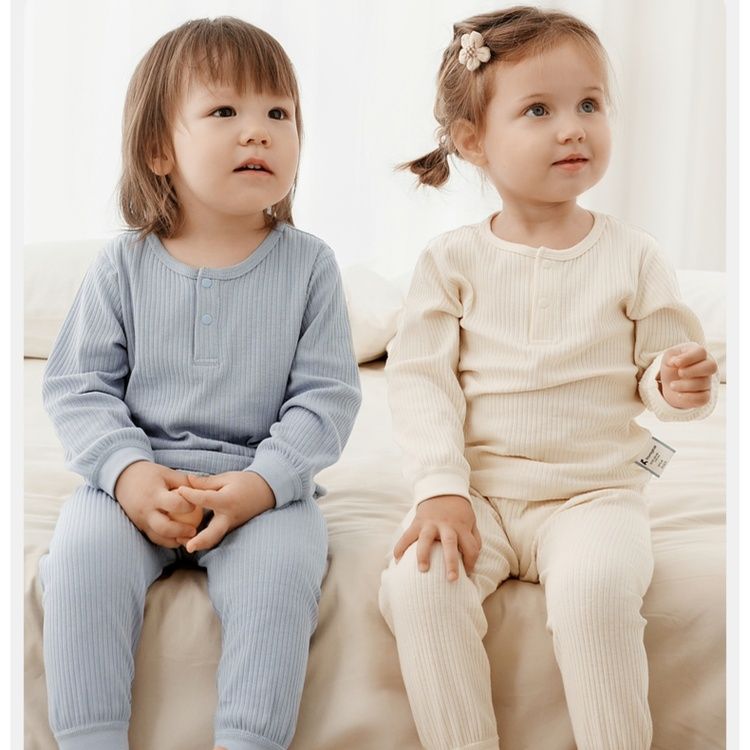 子どもパジャマ リブ編みボタン付き長袖上下セット