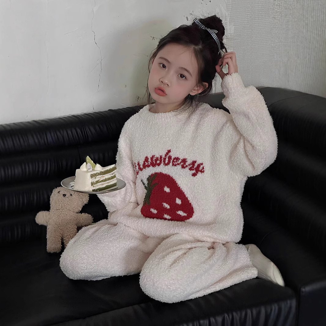子どもパジャマ いちごモチーフ もこもこルームウェア